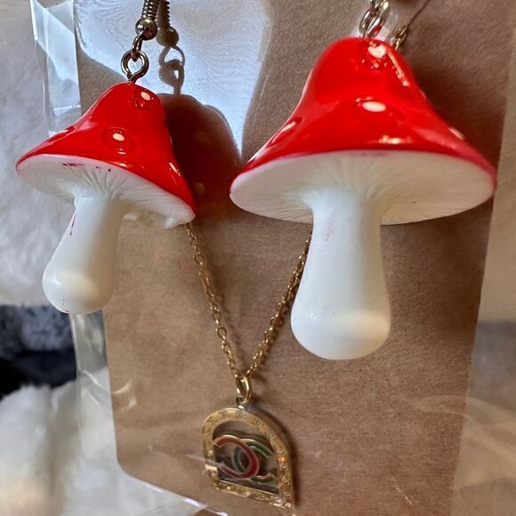 Bundle of earrings and chain - Picture 3 of 17